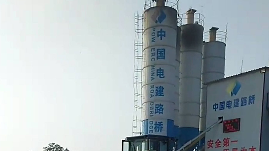 中國(guó)電建路橋在某項(xiàng)目中使用夯神HC高速液壓夯實(shí)機(jī)進(jìn)行地基壓實(shí)施工